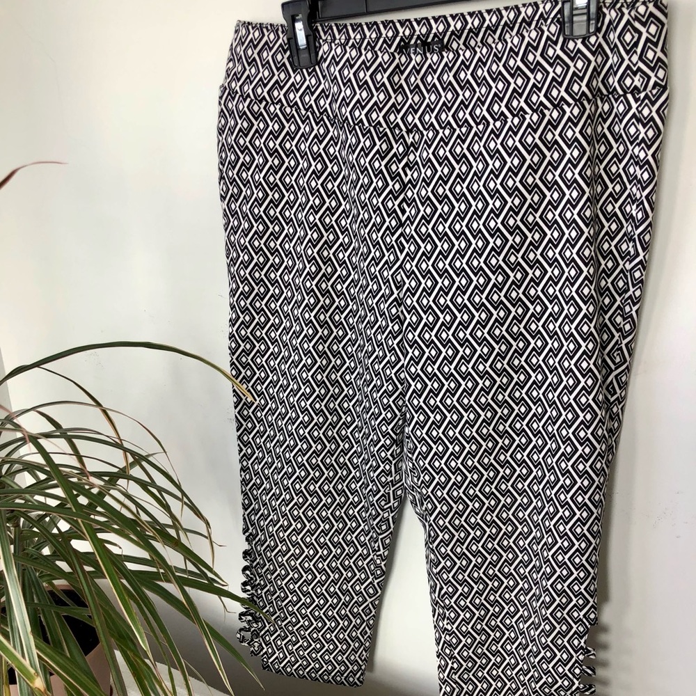 🌿 Venus black & white capris